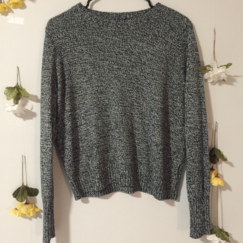 Black/White H&M Sweater ❄️